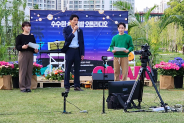'수수한 봄-밤'의 시작을 알리는 '오픈 라디오' 생방송에서 송성덕 수원시 공원녹지사업소장이 수원수목원 일년 성과를 소개하고 있다.