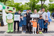 지난 11일 이재준 수원특례시장이 광교호수공원에서 열린 2024 수원시새빛가족축제에 참가한 가족들과 함께 기념촬영을 하고 있다