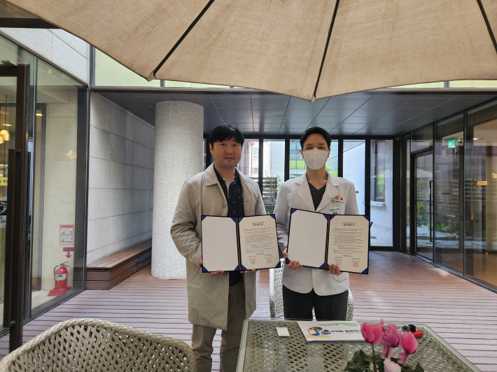 SK청솔노인복지관 이찬수 부장과 한빛현요양병원 임영호 진료원장이 업무협약 체결을 기념하고 있다.