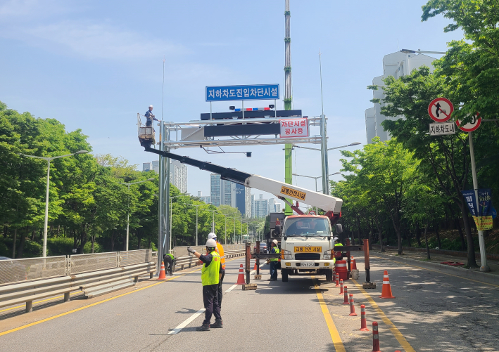 수원시 장안구가 정천지하차도에서 진입차단시설 시설물을 5월4일(토)에 설치하고 있다.