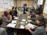 마을리빙랩 컨설팅을 위해 주민자치회 위원들이 참여하여 적극적으로 의견을 제시하고 있다