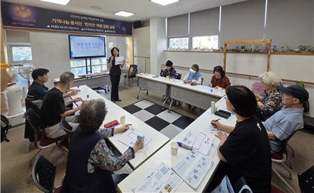 영통구치매안심센터 '한자모' 회원들이 전문 보수교육에 참여하고 있다.     