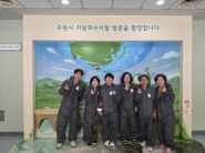 샘플링 기념사진을 촬영하는 입북동 통장협의회 및 직원