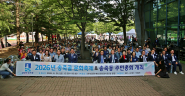 2026 송죽골 문화축제&주민총회 참석자들이 기념촬영을 하고 있다.