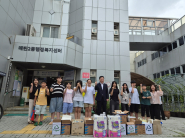 산남초등학교 학생들이 매탄2동 행정복지센터에 유용 생활폐자원을 반납하는 모습