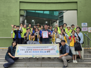 서호노인복지관 직원들과 이음새봉사단, 수원중촌초 학교사회복지사와 봉사단원, 가온초 학교사회복지사와 봉사단원이 단체사진을 촬영하고 있다.