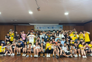 여름캠프 '우리들의 여름 페이지' 참가자들이 기념촬영을 하고 있다.     