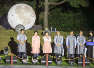 김미경 수원특례시의회 의장이 14일 수원화성 용연에서 열린 ‘2026 수원 국가유산 야행’ 점등식에서 인사말을 하고 있다.>     