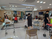 대한미용사회 수원특례시 팔달구지회 봉사자들이 요양원 어르신들께 미용봉사를 실시하고 있다.