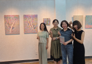 행궁동 공공형 갤러리 '이음'에서 열린 이동숙·이유진 2인전 《채움. 비움》에서 이유진 작가와 최영희 행궁동장, 천영숙 관장, 이수진 부관장이 이유진 작가의 작품 앞에서 기념촬영을 하고 있다.