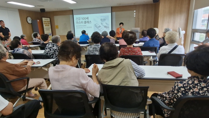 강의 듣기에 열심인 어르신들