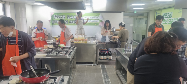 전아란 진행자에 따라 바쁘게 활동하는 요리 교실 참가자들 