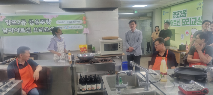 망포2동 이용태 동장이 격려의 인사말을 하고 있다. 