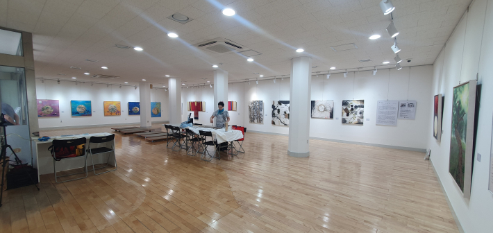 수원시립북수원전시관에 마련된 《수원향(香)》 전시장 내부