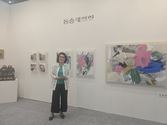 동숭갤러리 부스 전경. 회화와 조각 작품이 어우러져 전시 공간에 깊이를 더했다.