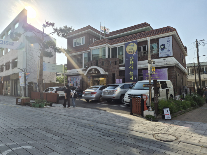 가곡반 강의가 이루어지는 수원문인협회 건물