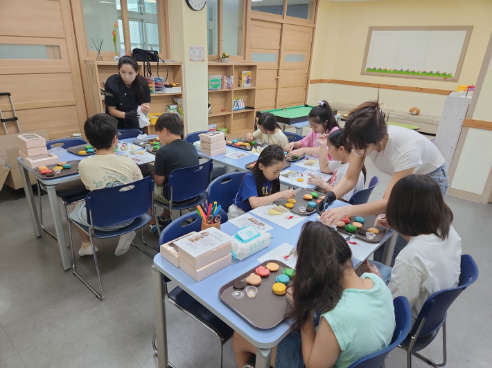 참가 학생들이 베이킹만들기에 참여하고 있다.