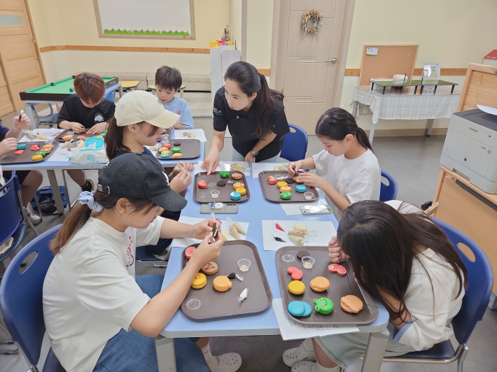 참가 학생들이 베이킹만들기에 참여하고 있다.