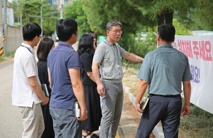 김인배 장안구청장이 서호천 산책로를 점검하고 있다.