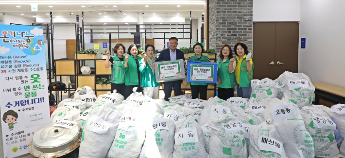 팔달구 새마을지도자부녀회는 지속적인 헌옷 모으기 운동으로 자원순환을 실천하고 있다.
