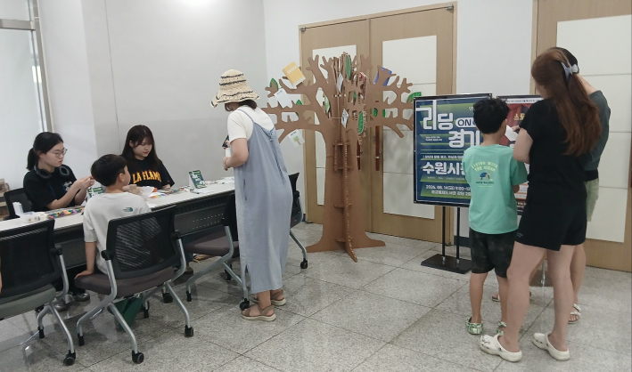 도서필사체험 하는 모습