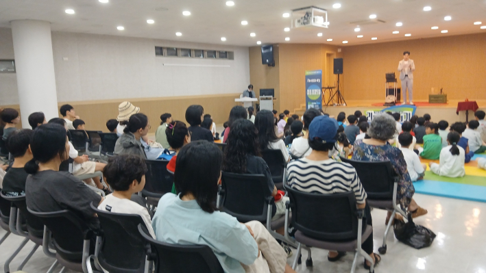 진지하게 임호근 마술쇼를 즐기는 관객들