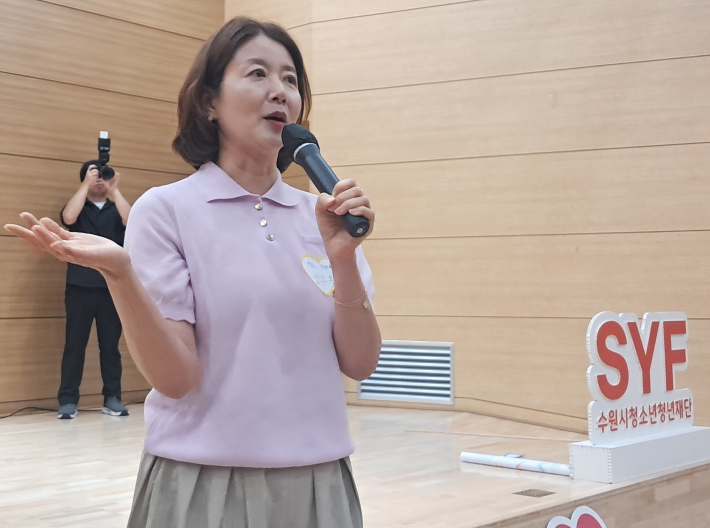 답변하고 있는 생태환경 김수옥선생님