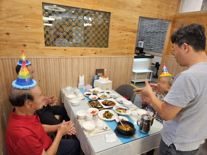 매교동 지역사회보장협의체와 이교수한정식, 8월 세상에 하나뿐인 생신상으로 사랑 전해