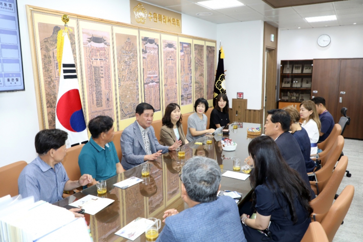 유재광 수원특례시의회 부의장과 율천동 단체장들이 지역 현안 및 주민 의견을 공유하고 있다.