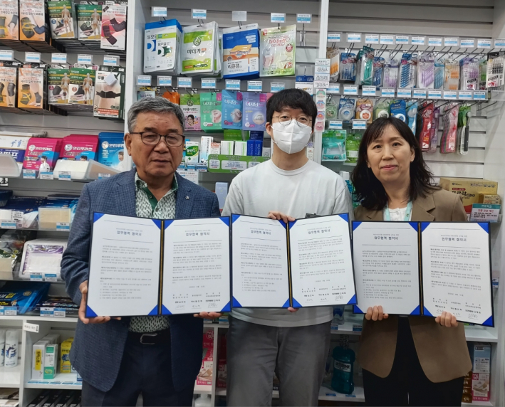 수원시 장안구 율천동 지역사회보장협의체는 지난 21일, 율전중앙약국과 복지사각지대 발굴 및 취약계층 지원을 위한 업무협약을 체결했다
