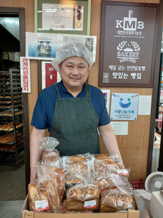 맛있는 빵집 김성중 대표가 기부하는 빵을 전달하고 있다.