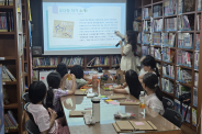 초등학생들이 정2새마을문고 독서 토론 프로그램에 참여하고 있다