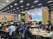 수원새빛돌봄 제공기관 관계자들이 7일 수원시청 중회의실에서 열린 간담회에서 사업 추진 성과를 공유하고 있다.