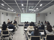 참가자들이 힐링 워크숍 프로그램에 참여하고 있다.     