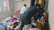 매탄1동지역사회보장협의체 위원들이 주거청소를 진행하고 있다