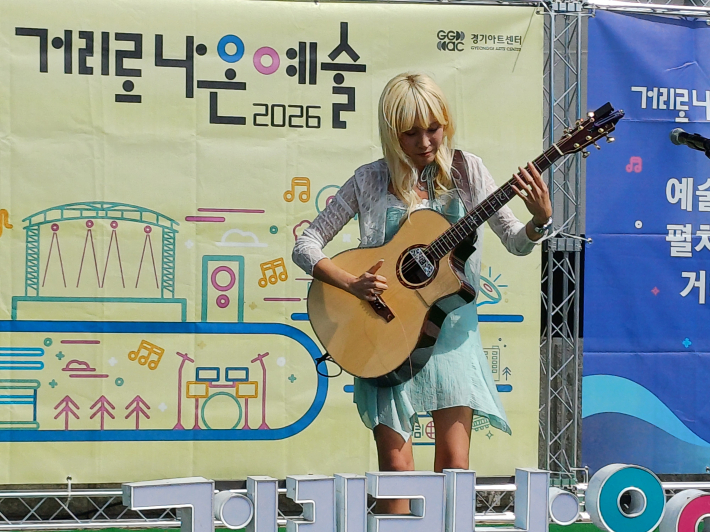 김나리 핑거스타일 기타리스트 연주 모습