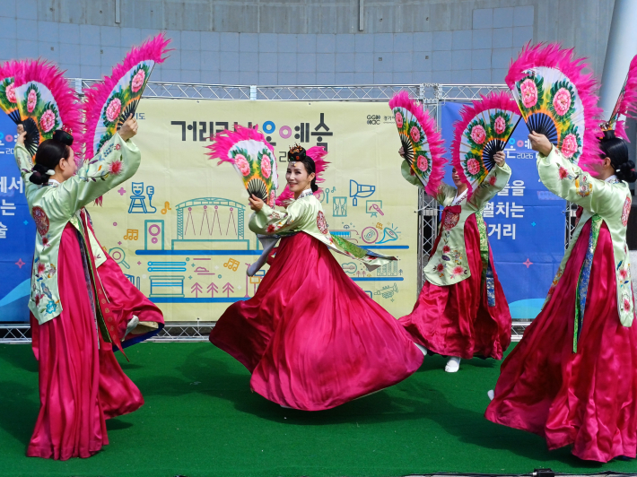 '참 무용단' 6명의 부채춤 장면