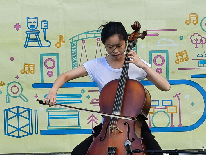 Beyond Cello 신윤정 연주자 연주 전경