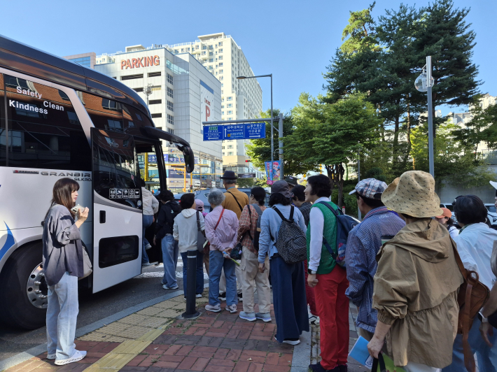 나들이 차량에 오르는 복지관 봉사자들