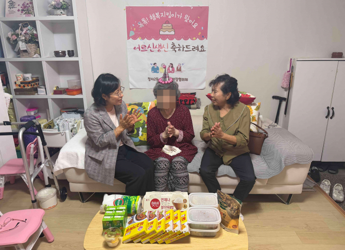 수원시 장안구 정자2동, 홀몸어르신 생신상 전하며 안부 확인