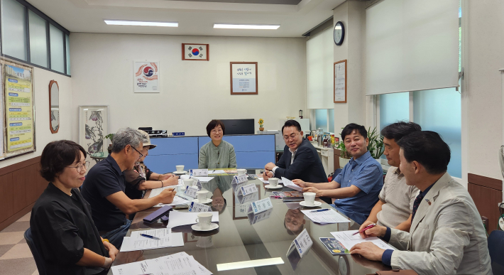 정자3동 단체장들이 모여 회의를 하고 있는 중이다.