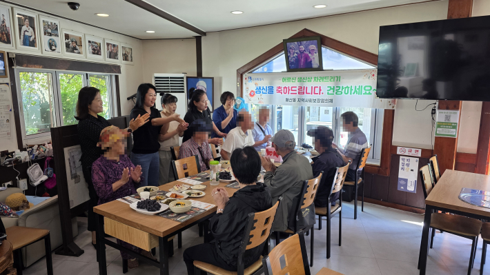 지난 16일, 매산동 지역사회보장협의체(민간위원장 민수정)는 관내 저소득 홀몸 어르신 10명에게 생신상을 대접했다.  