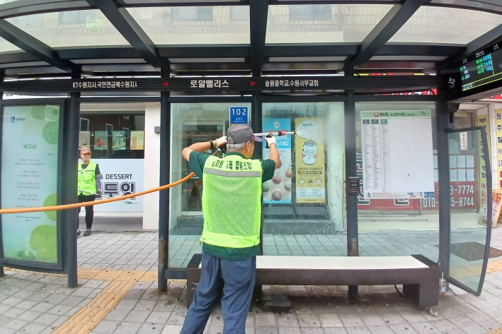 버스승강장 세척작업 사진