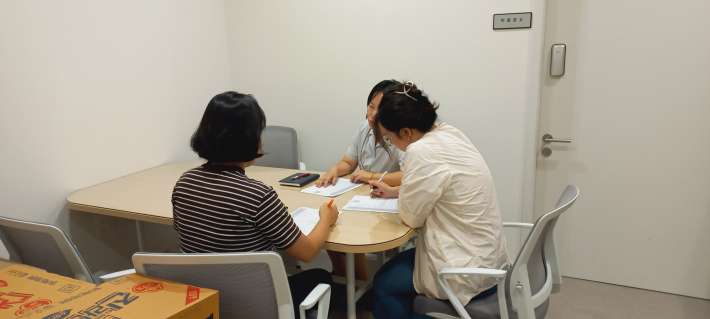 서둔동 건강복지팀장 주관으로 사례회의를 진행하고 있다