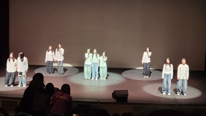 수원시청소년뮤지컬단이 30주년 기념 오프닝 공연을 하고 있다