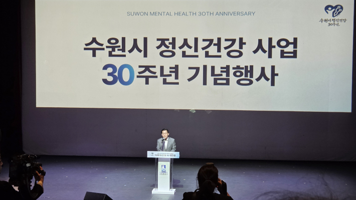 이재준 수원특례시장이 기념사를 하고 있다
