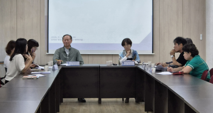 송죽동 주민자치회가 송죽동장과 간담회를 진행하고 있다.