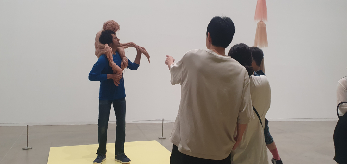 추석 연휴 수원시립미술관을 찾은 관람객들이 《패트리샤 피치니니: 킨쉽》 작품을 살펴보고 있다. 사진 왼쪽은 수원시 권선구 탑동에서 온 권오환 씨.