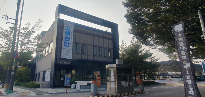 수원산업단지 안에 자리한 고색뉴지엄 전경. 산업시설에서 문화예술공간으로 다시 쓰이고 있는 장소에서 《고색찬란》이 열리고 있다.