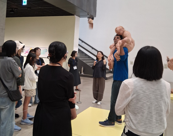 수원시립미술관 학예팀장이 전시 소개를 하고 있다